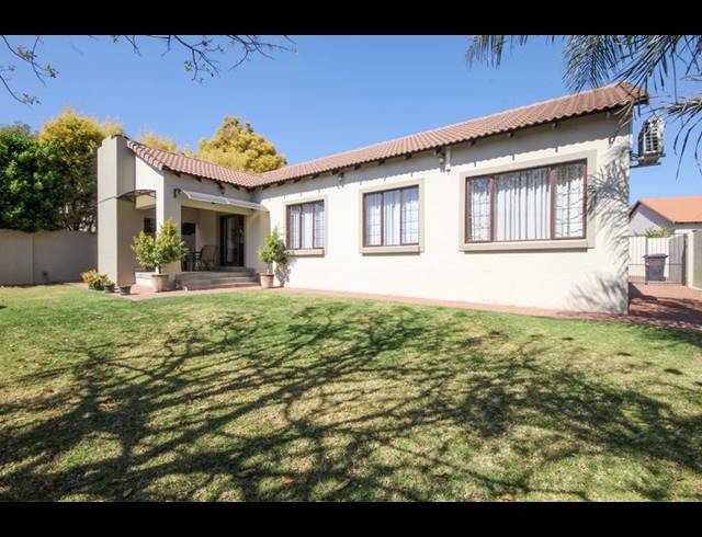 3 BEDROOM TOWNHOUSE FOR SALE IN THATCHFIELD